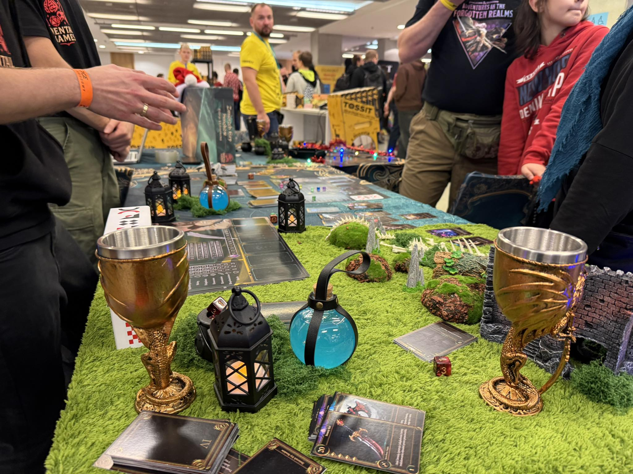 Rodziny grające w Zmierzch Ery Smoków na Expo